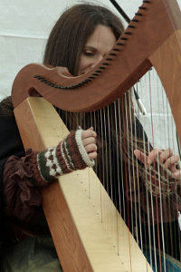 tocando harpa